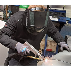 Laserschweißhelm UNV-Weld-Helmet MASTR beim Laserschweißen